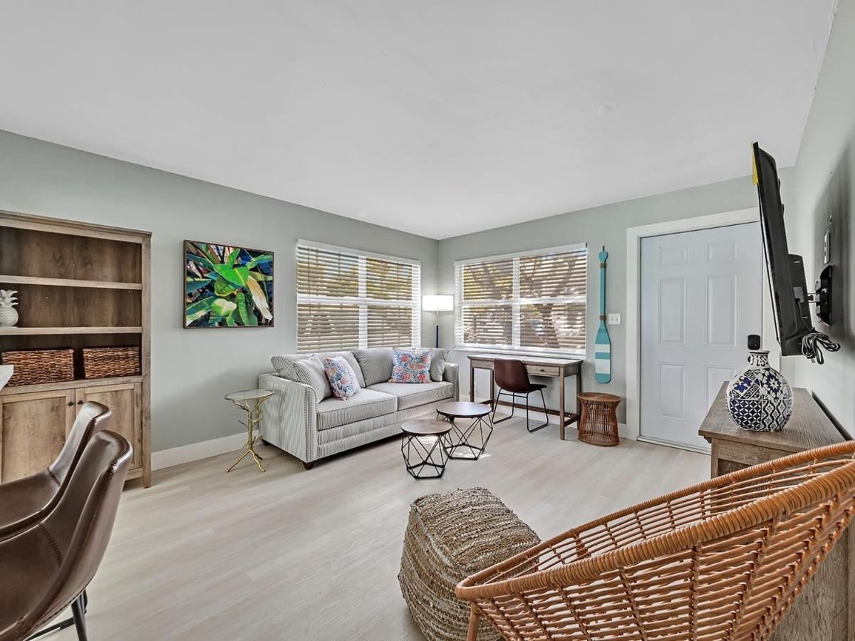 Boardwalk Christmas Retreat Art Apartment Dania Beach
