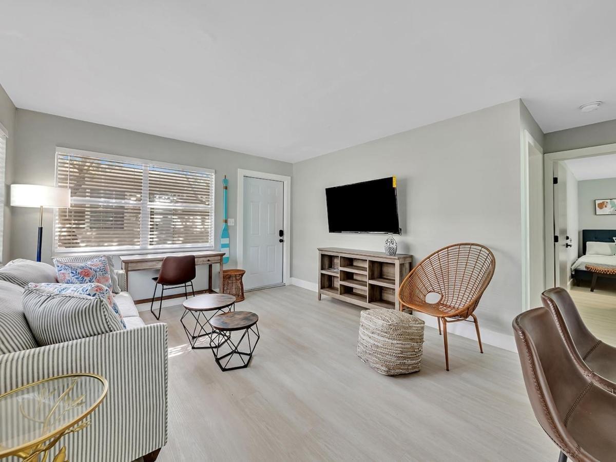 Boardwalk Christmas Retreat Art Apartment *