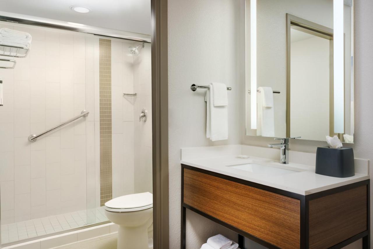 Hotel Hyatt Place Across From Universal Orlando