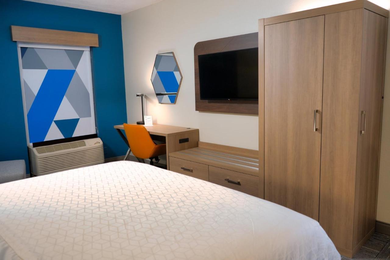 Express & Tampa-oldsmar By Ihg Hotel