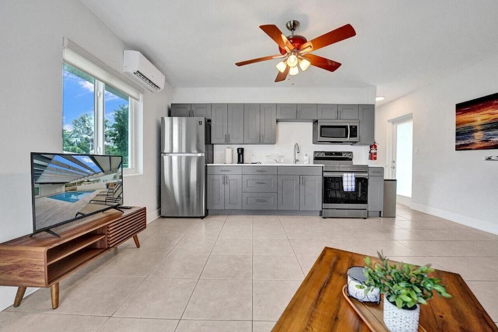 Apartment King 1bd W/ Pool, Grill, Near Beach & Downtown Lighthouse Point