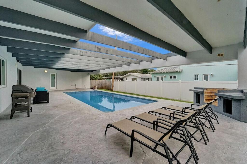 King 1bd W/ Pool, Grill, Near Beach & Downtown Lighthouse Point