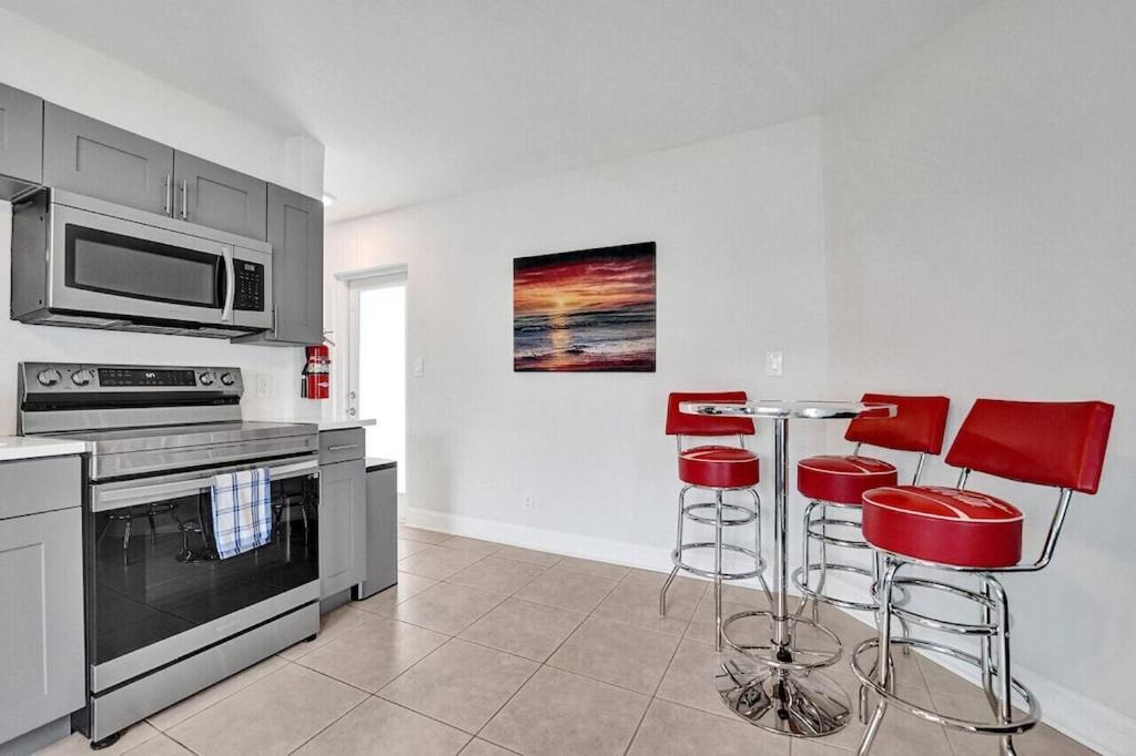 King 1bd W/ Pool, Grill, Near Beach & Downtown