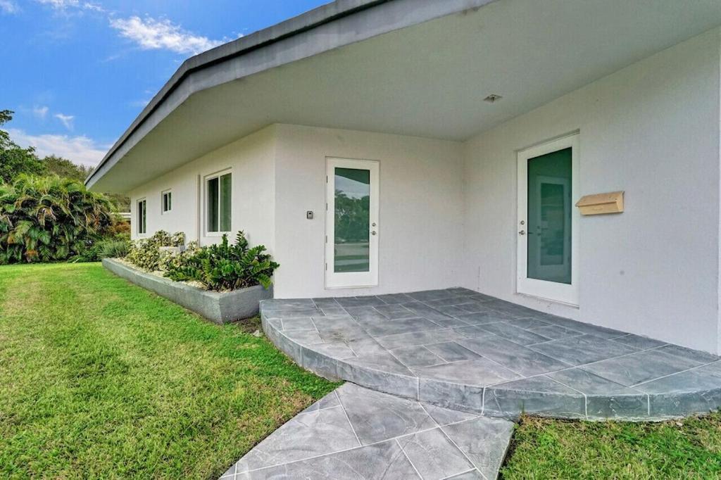 King 1bd W/ Pool, Grill, Near Beach & Downtown Apartment Lighthouse Point
