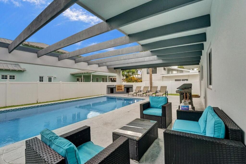King 1bd W/ Pool, Grill, Near Beach & Downtown Apartment *