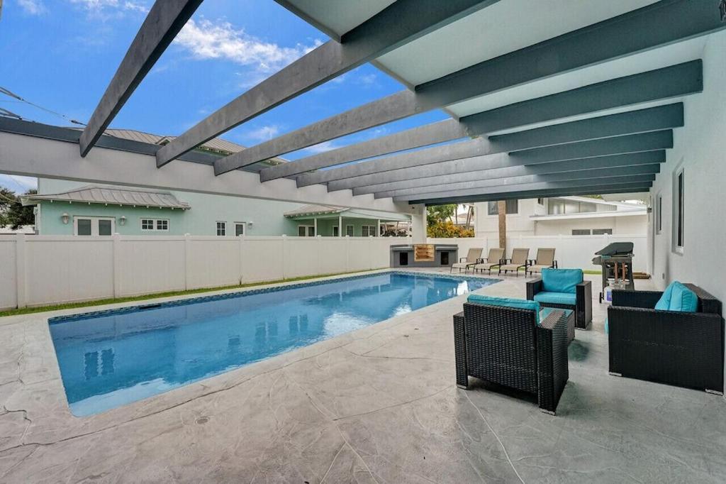 Apartment King 1bd W/ Pool, Grill, Near Beach & Downtown Lighthouse Point