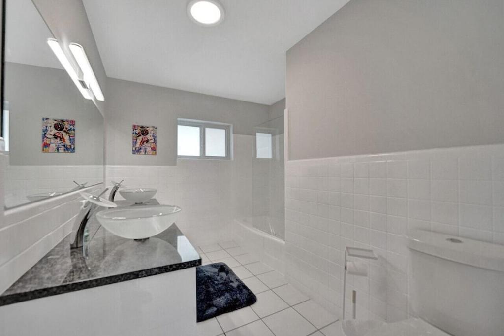 King 1bd W/ Pool, Grill, Near Beach & Downtown * Lighthouse Point