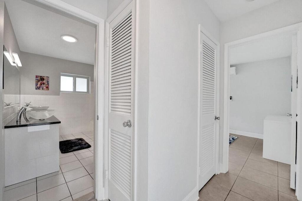 King 1bd W/ Pool, Grill, Near Beach & Downtown Apartment