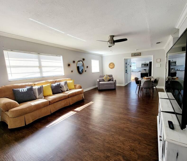 Entirehouse W/bush Garden View_private Heated Pool Holiday home