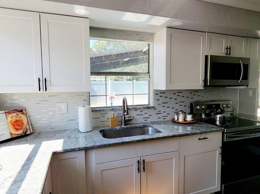 Entirehouse W/bush Garden View_private Heated Pool Holiday home