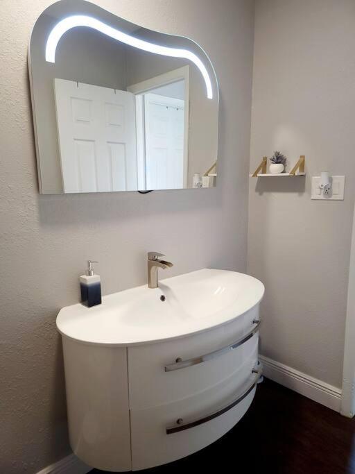 Holiday home Entirehouse W/bush Garden View_private Heated Pool Tampa