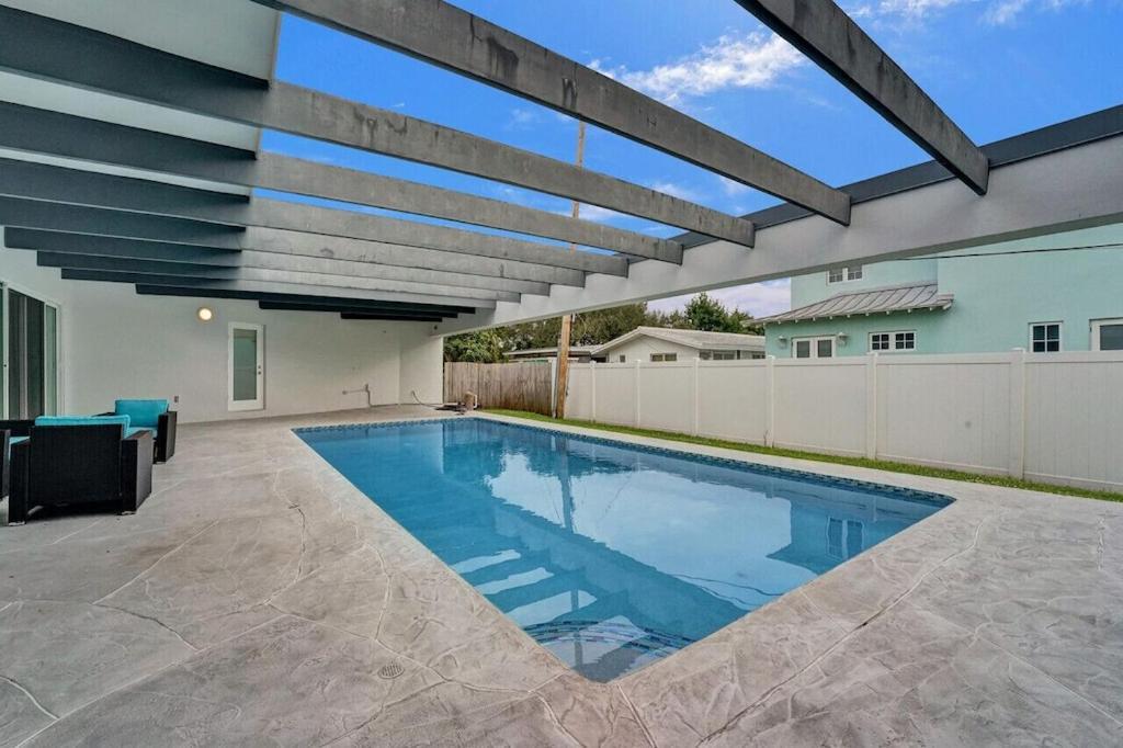 King 1bd W/ Pool, Grill, Near Beach & Downtown Apartment