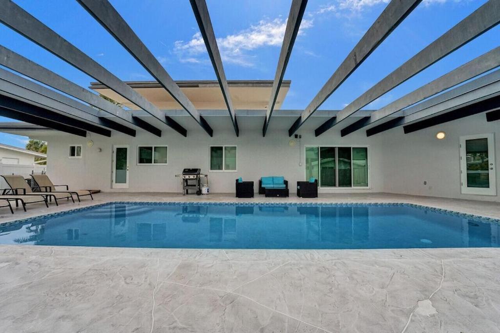 King 1bd W/ Pool, Grill, Near Beach & Downtown *