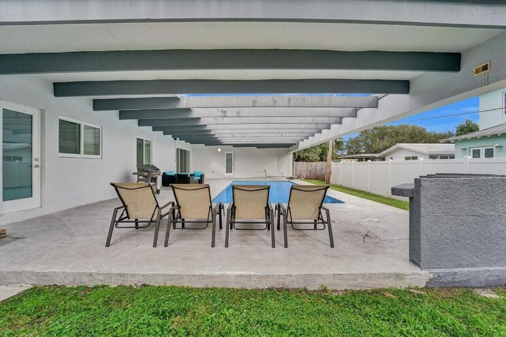 King 1bd W/ Pool, Grill, Near Beach & Downtown
