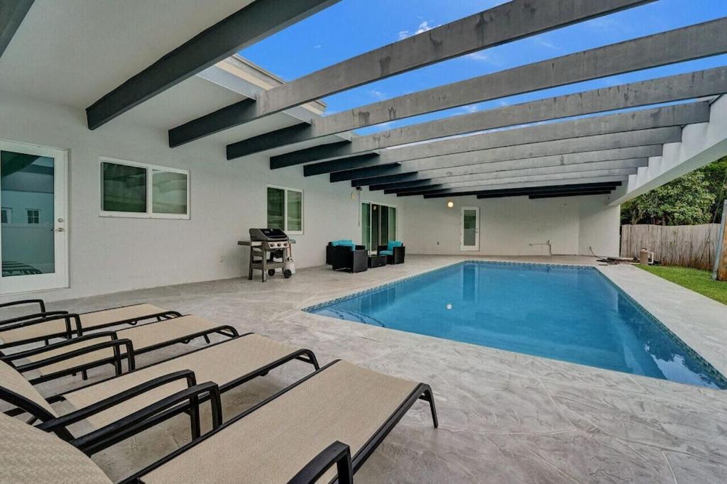 King 1bd W/ Pool, Grill, Near Beach & Downtown *