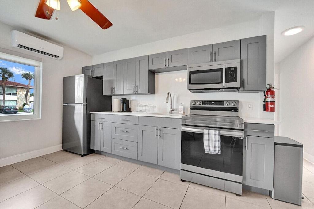 King 1bd W/ Pool, Grill, Near Beach & Downtown Lighthouse Point