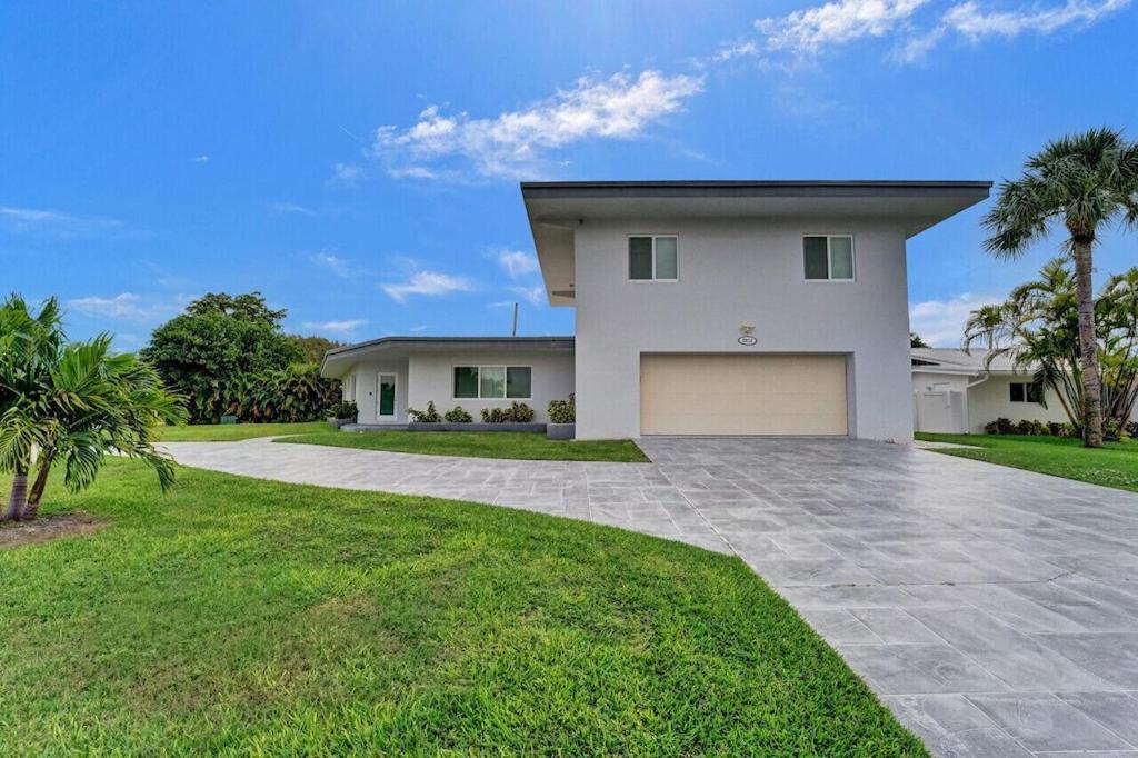 King 1bd W/ Pool, Grill, Near Beach & Downtown Lighthouse Point