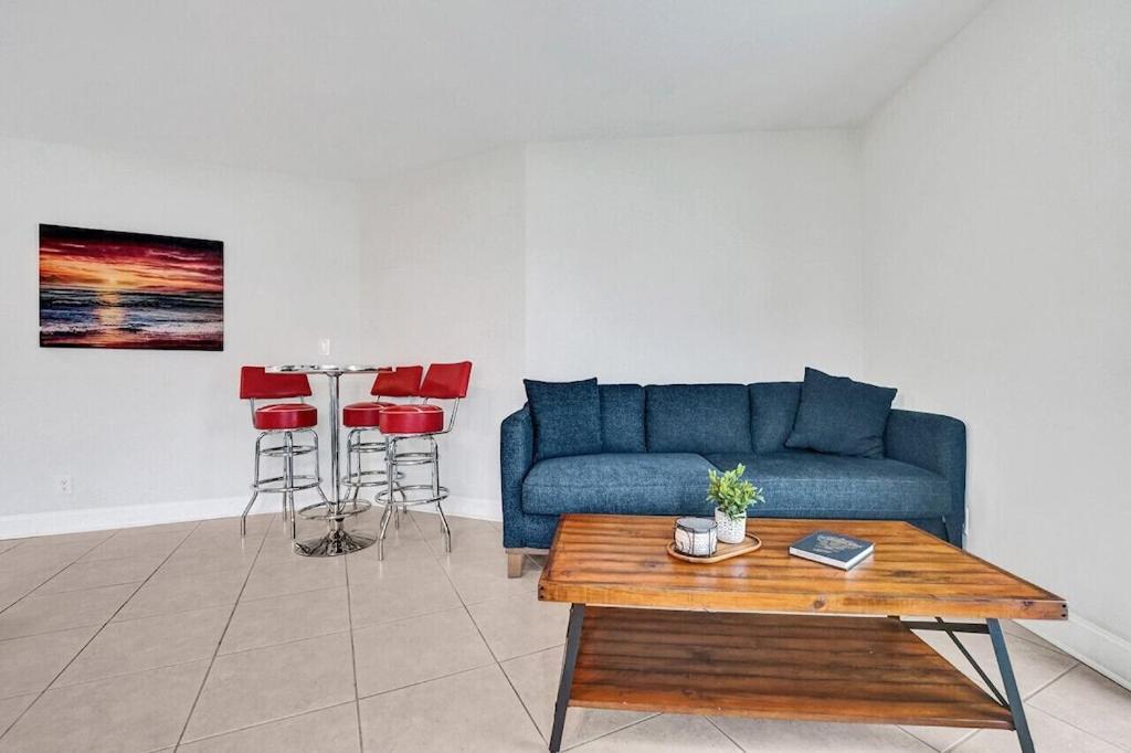 King 1bd W/ Pool, Grill, Near Beach & Downtown Lighthouse Point