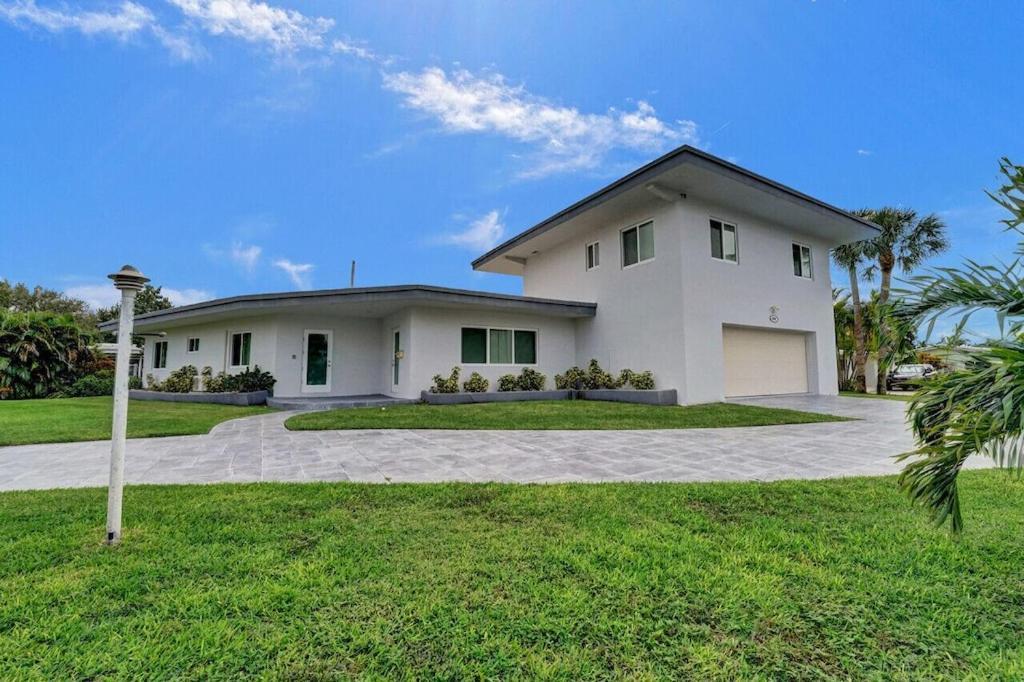 King 1bd W/ Pool, Grill, Near Beach & Downtown