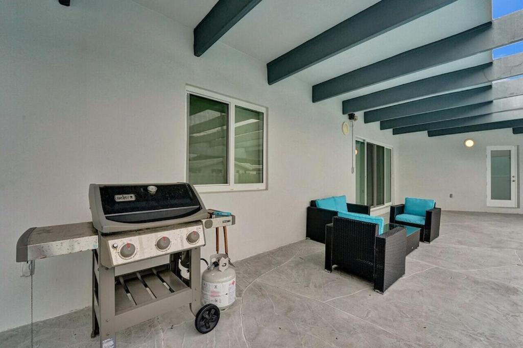 King 1bd W/ Pool, Grill, Near Beach & Downtown