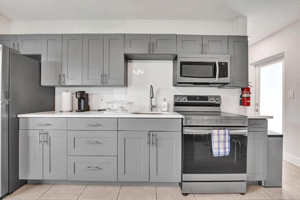 Apartment King 1bd W/ Pool, Grill, Near Beach & Downtown *