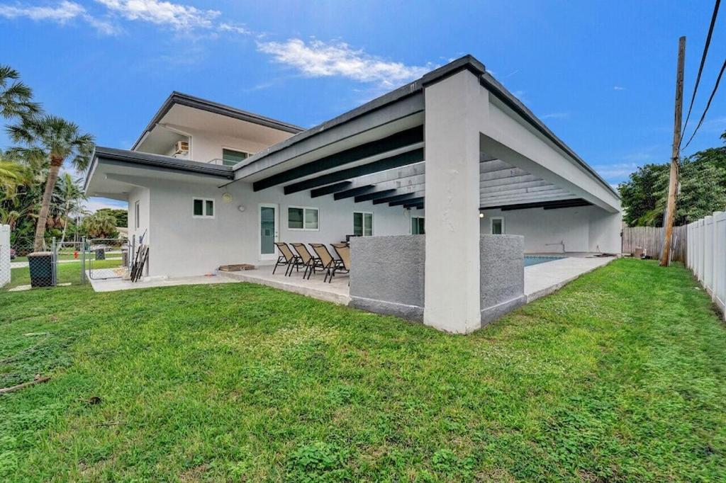 Apartment King 1bd W/ Pool, Grill, Near Beach & Downtown *