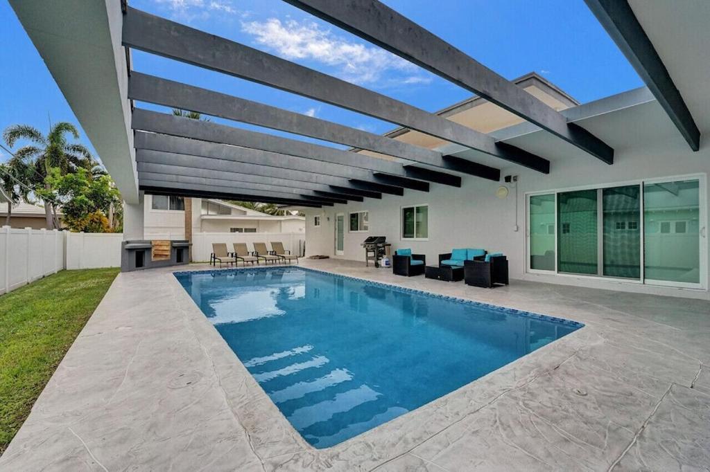 Apartment King 1bd W/ Pool, Grill, Near Beach & Downtown Lighthouse Point