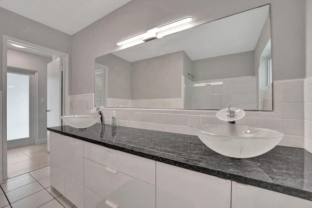 Apartment King 1bd W/ Pool, Grill, Near Beach & Downtown Lighthouse Point