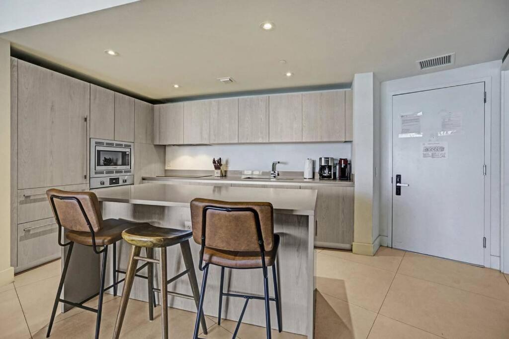 Chic 2bdr 2ba Water Front In Hyde Apartment *