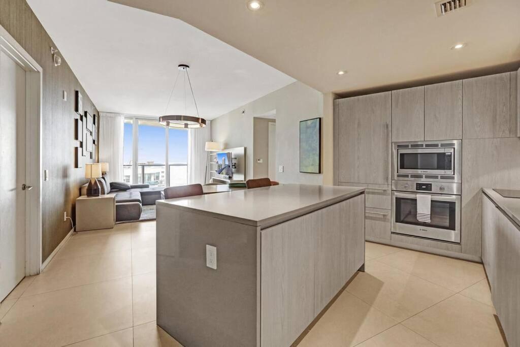Chic 2bdr 2ba Water Front In Hyde Hollywood