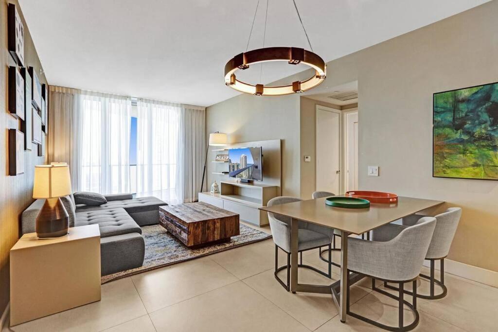 Chic 2bdr 2ba Water Front In Hyde Apartment *