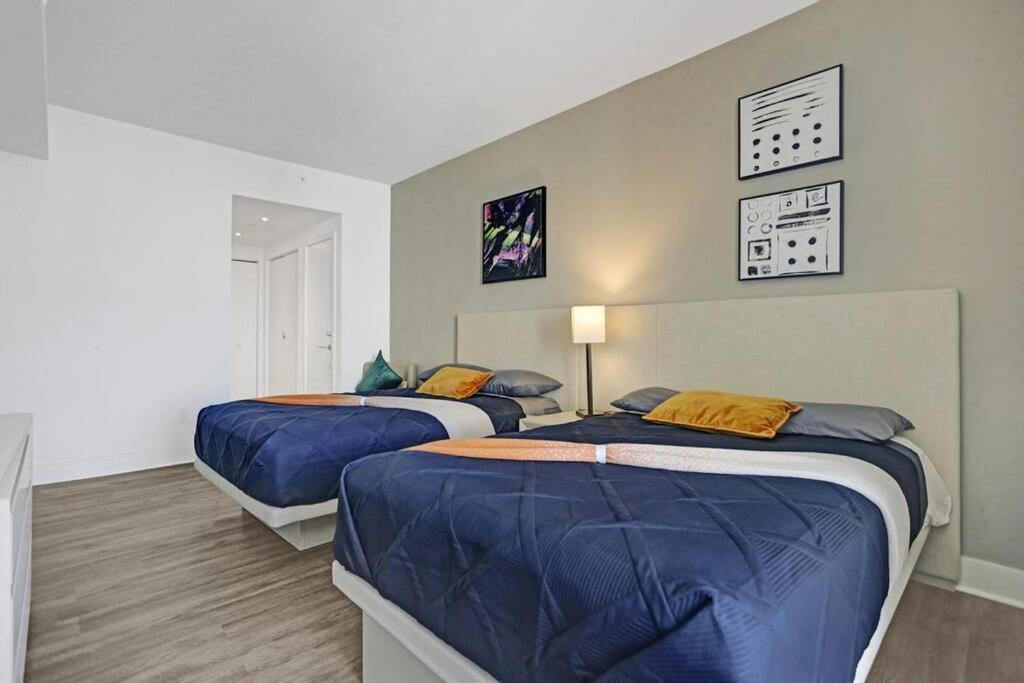 Chic 2bdr 2ba Water Front In Hyde Apartment Hollywood
