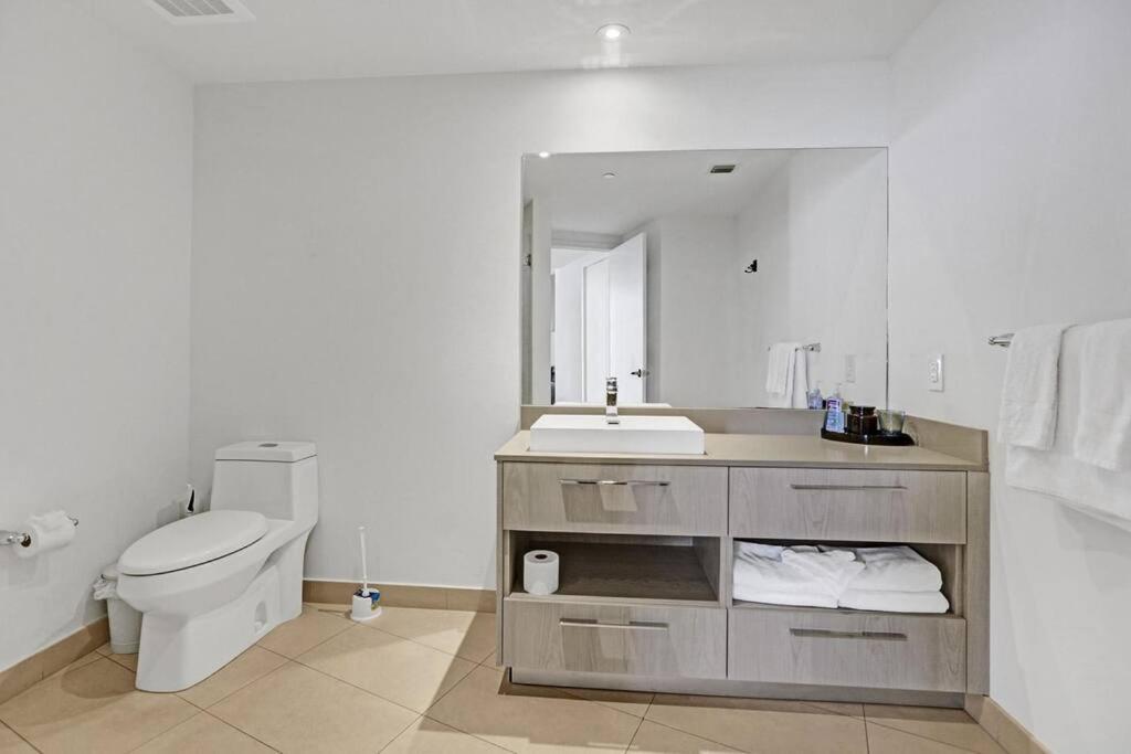 Chic 2bdr 2ba Water Front In Hyde Apartment *