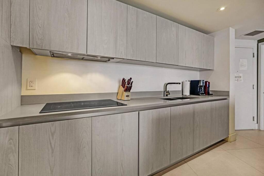 Chic 2bdr 2ba Water Front In Hyde Apartment Hollywood