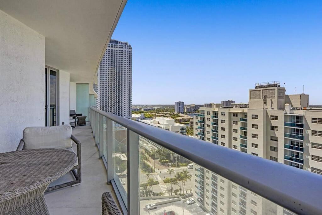 Chic 2bdr 2ba Water Front In Hyde Apartment *