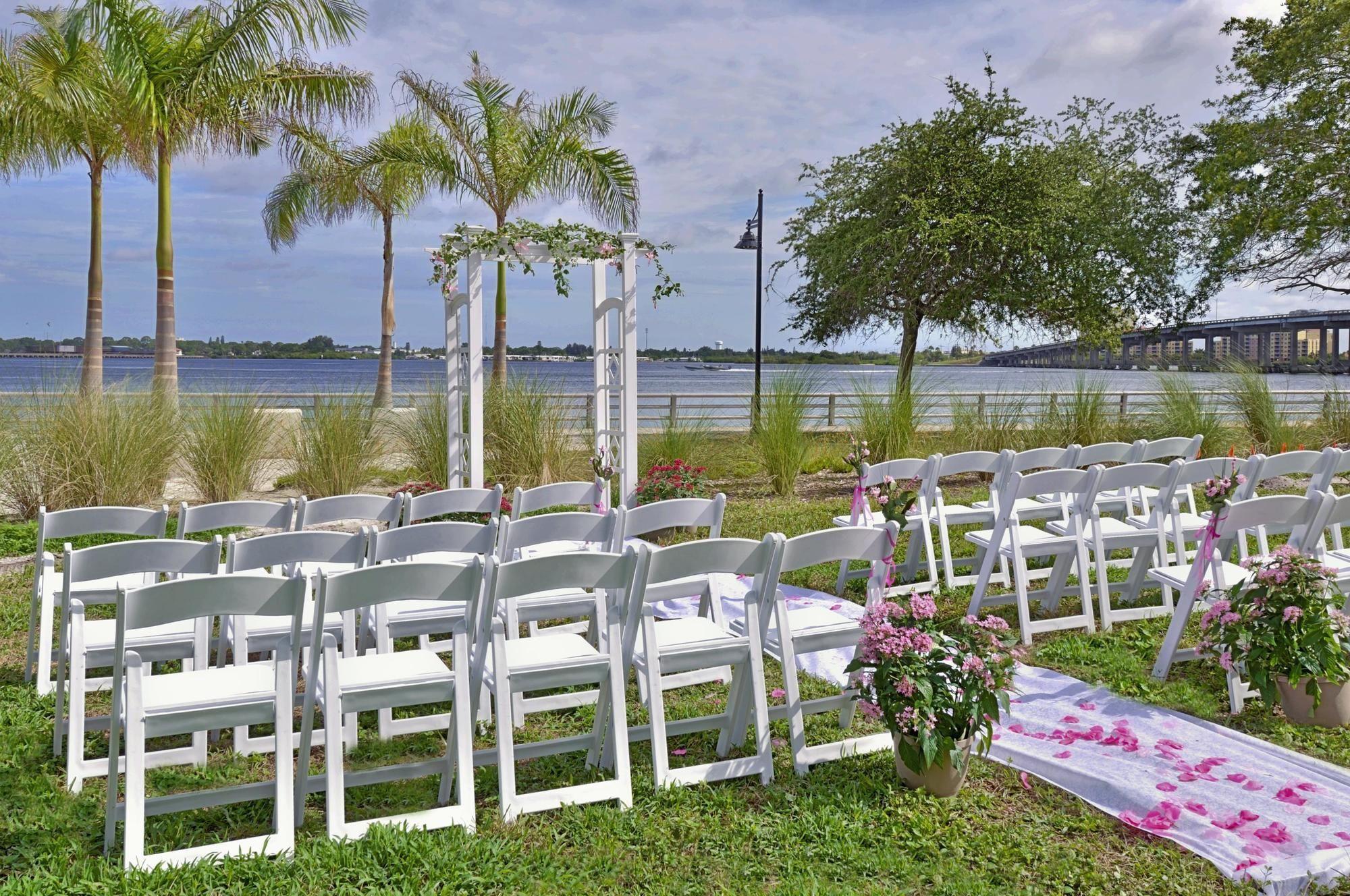 Courtyard By Marriott Sarasota/riverfront