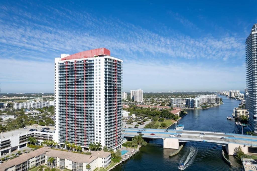 Water View Building With Pool - 5-min Walk To The Hallandale Beach