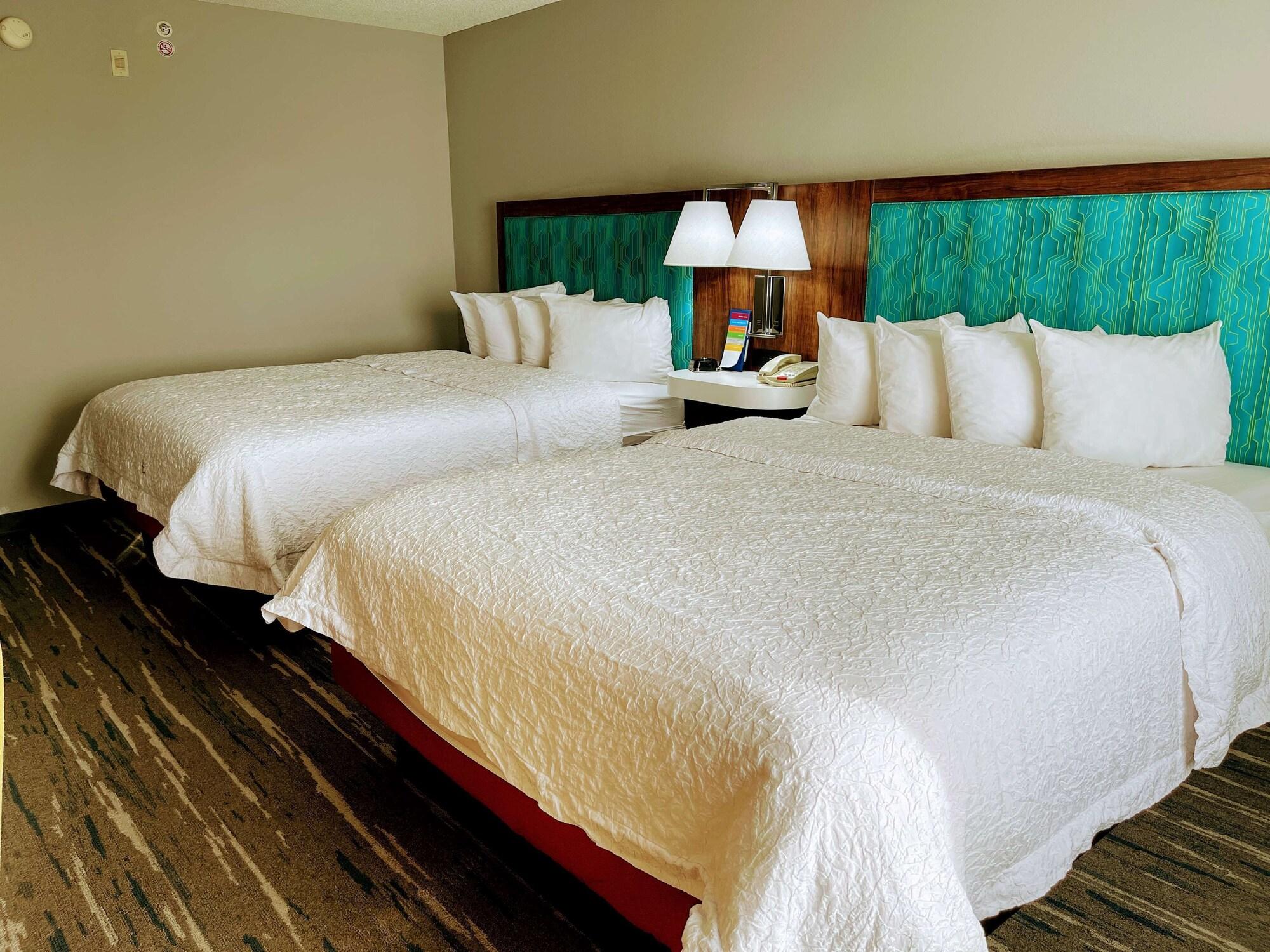 Hampton & I-10 N At Town Plaza Hotel 3*
