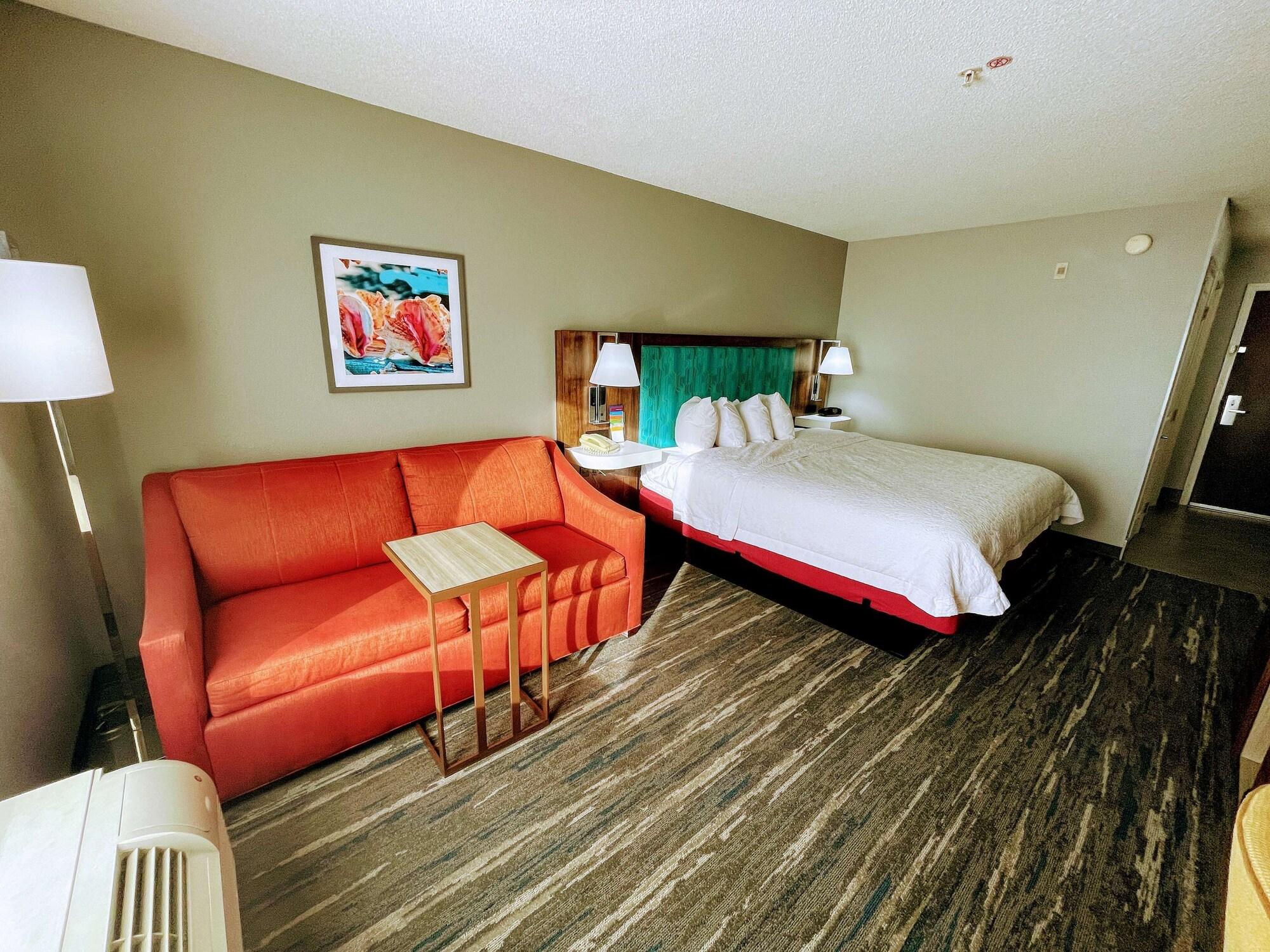 Hampton & I-10 N At Town Plaza 3*
