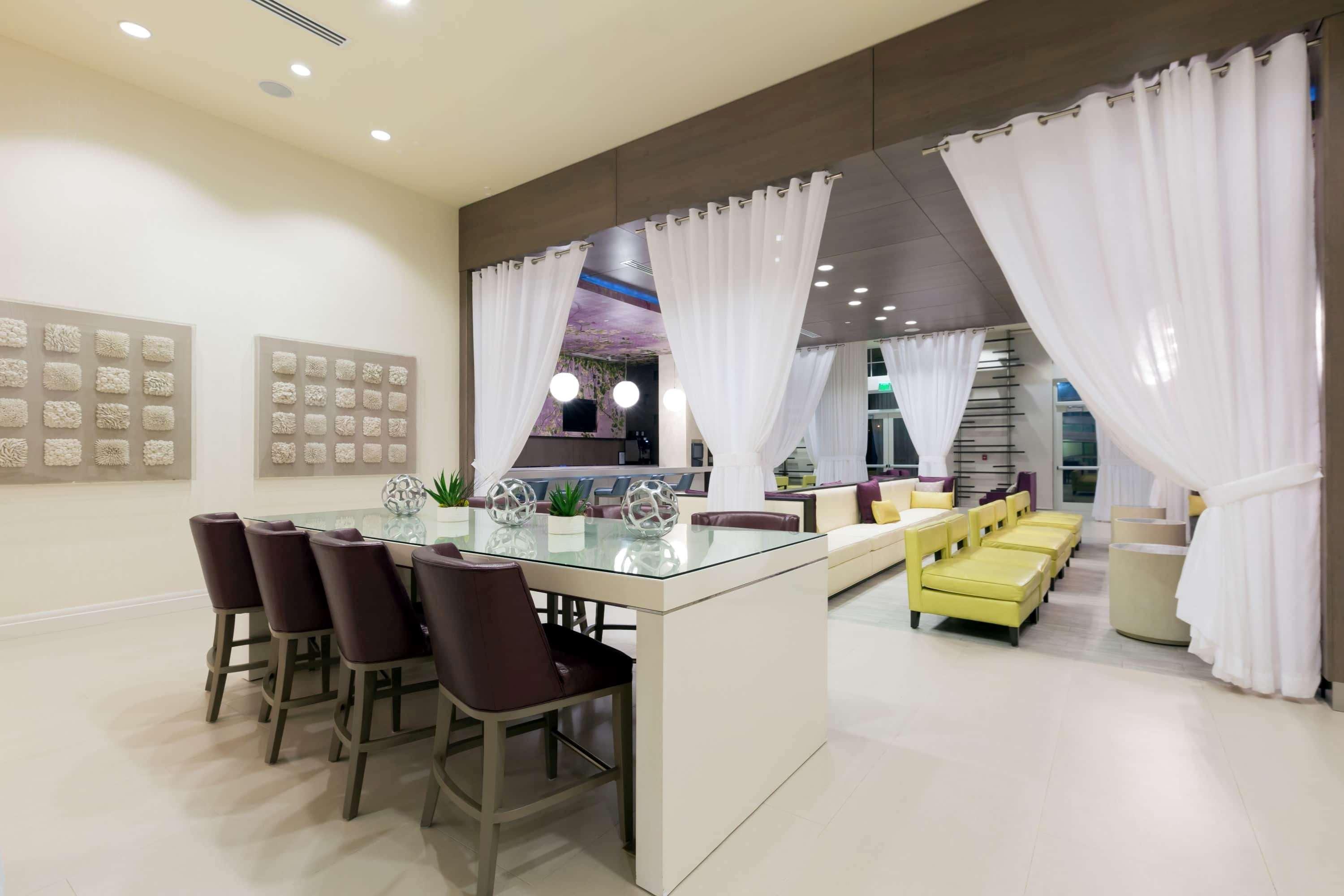 Wyndham Grand At Harbourside Place Hotel 4*