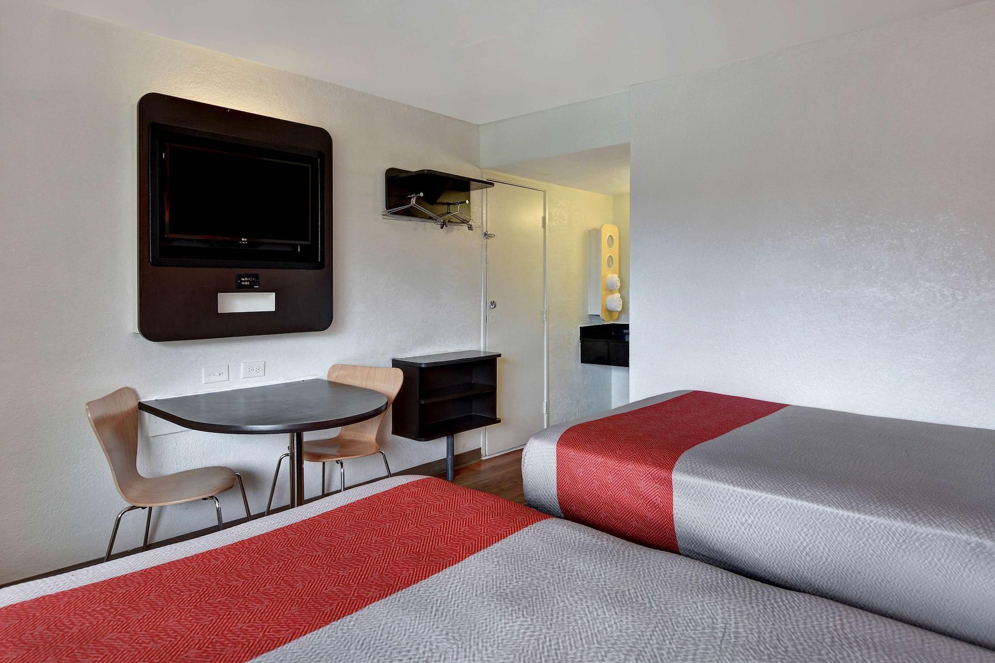 6 Dania Hotel 2*