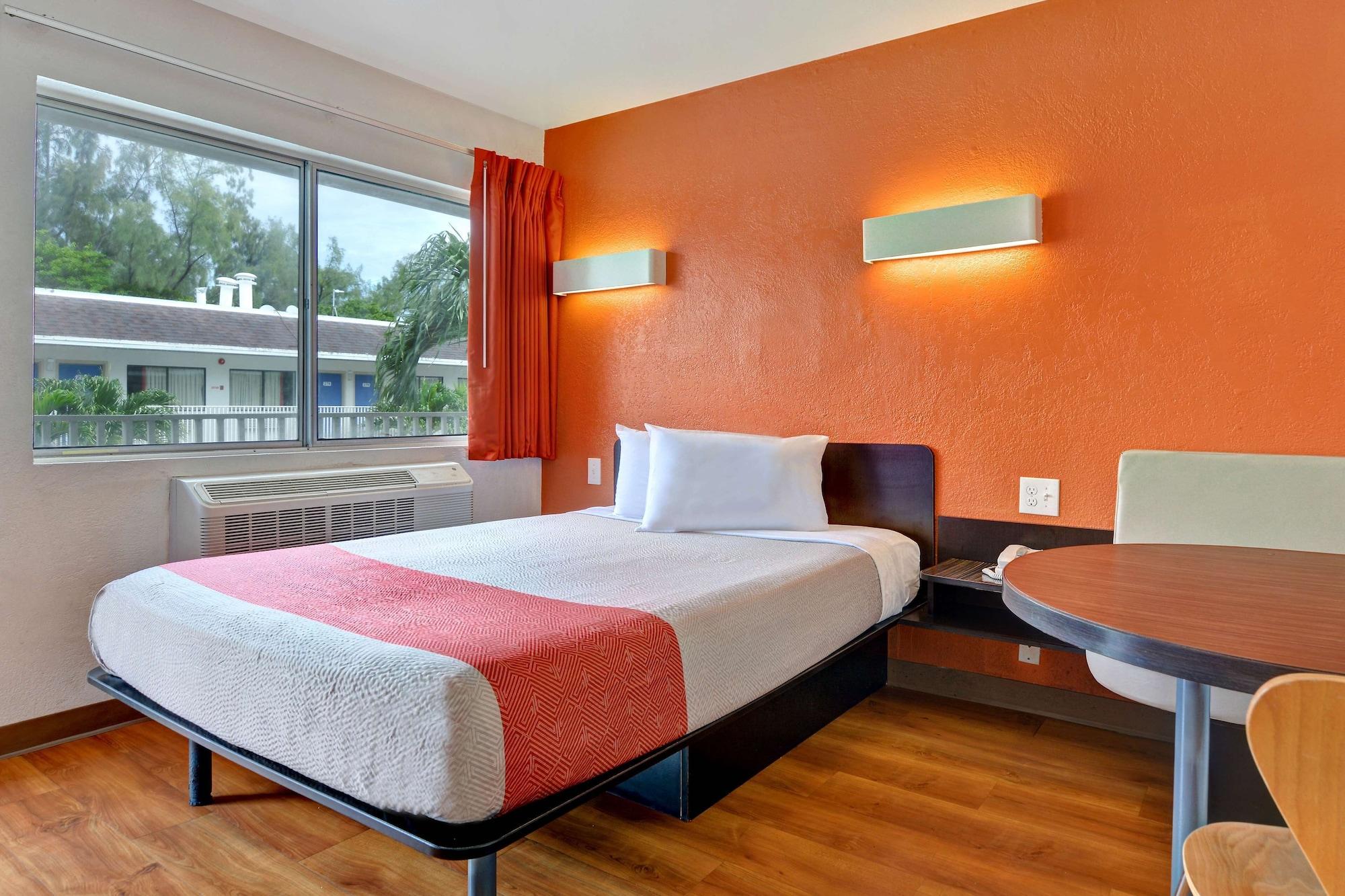 Hotel 6 Dania 2*