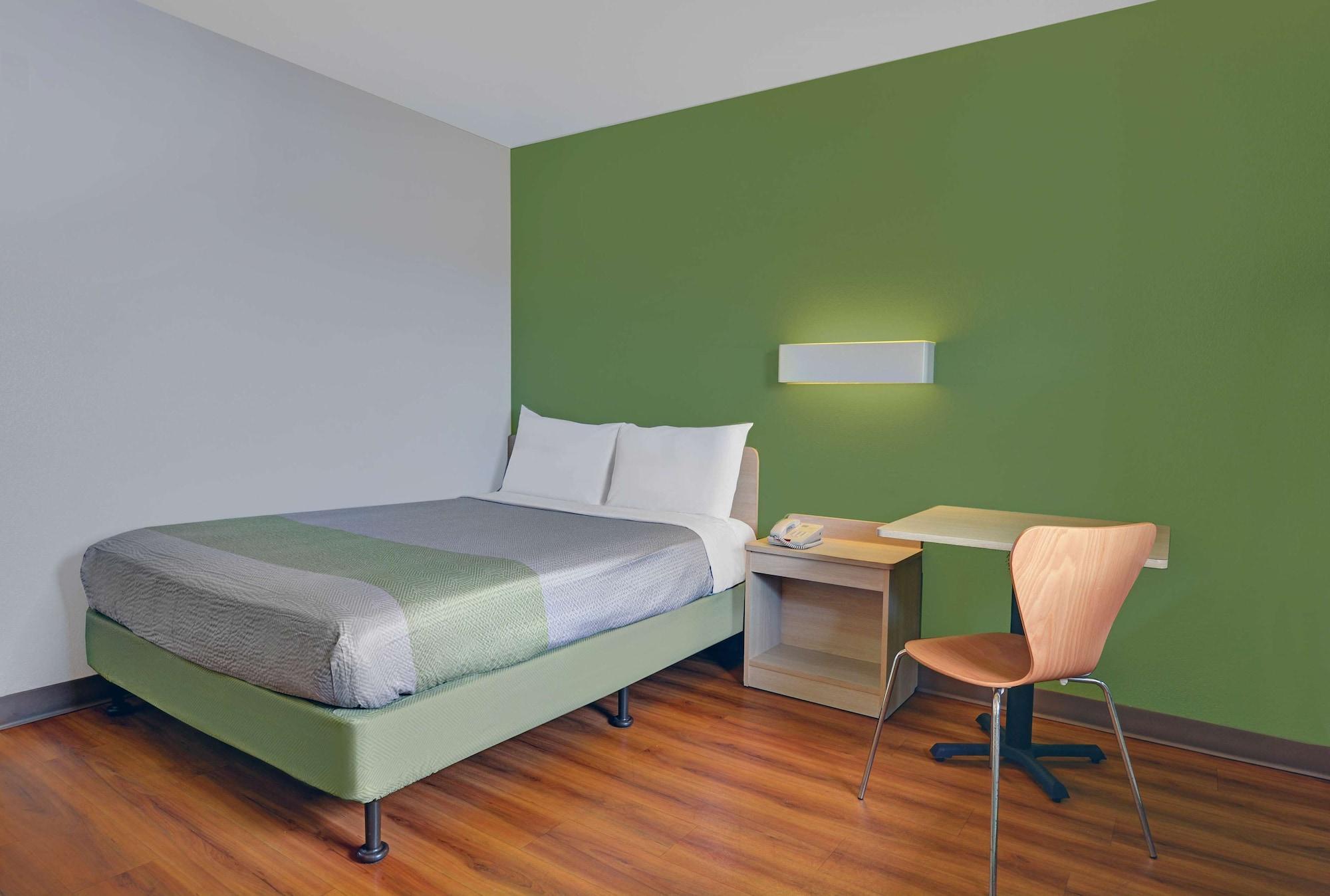 Hotel 6-kissimmee, Fl - Orlando 2*