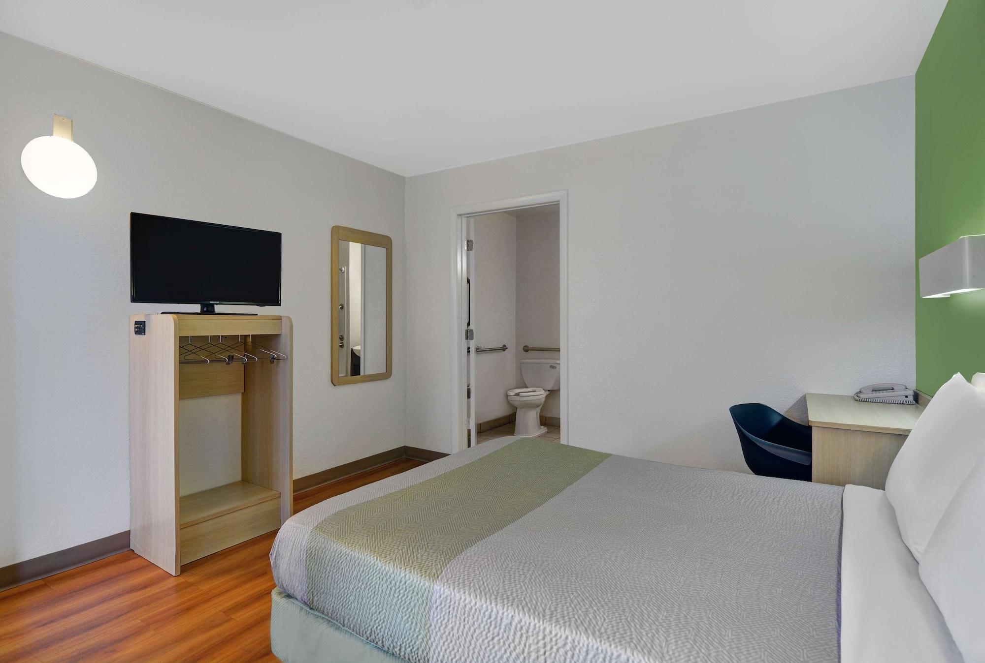 Hotel 6-kissimmee, Fl - Orlando Celebration