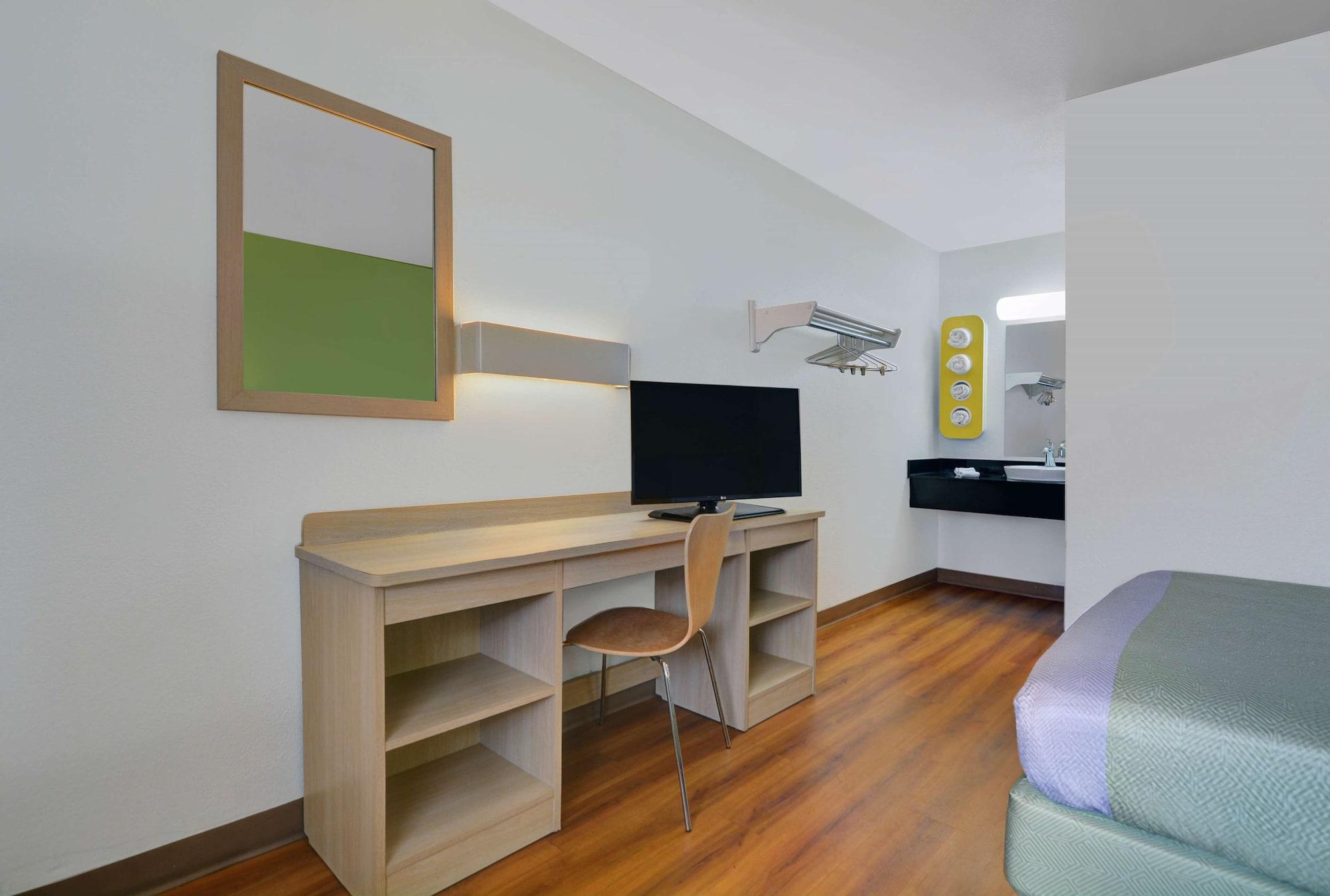 Hotel 6-kissimmee, Fl - Orlando 2*