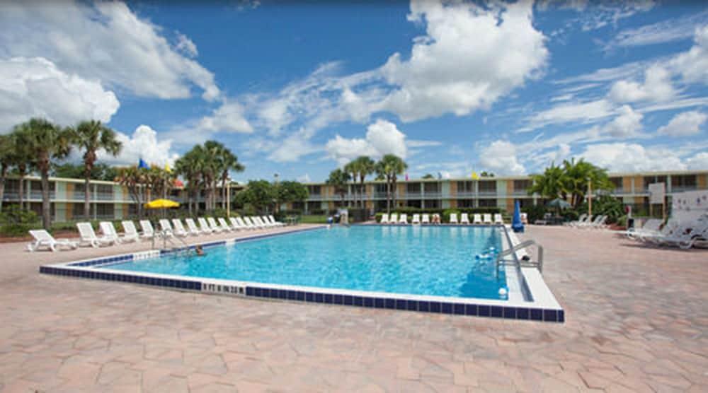 Seralago & Main Gate East Hotel 3*
