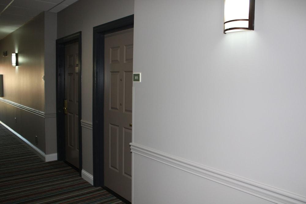 Country & By Radisson, Airport North, Fl