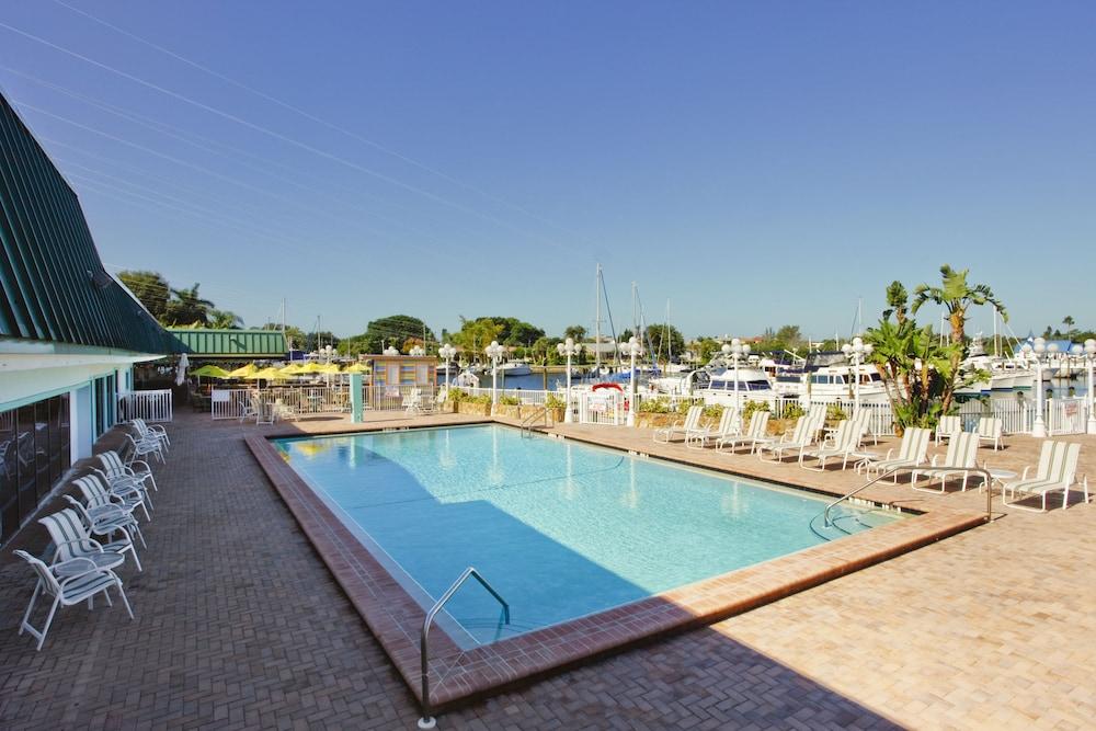 Hotel Ramada By Wyndham Waterfront 2*