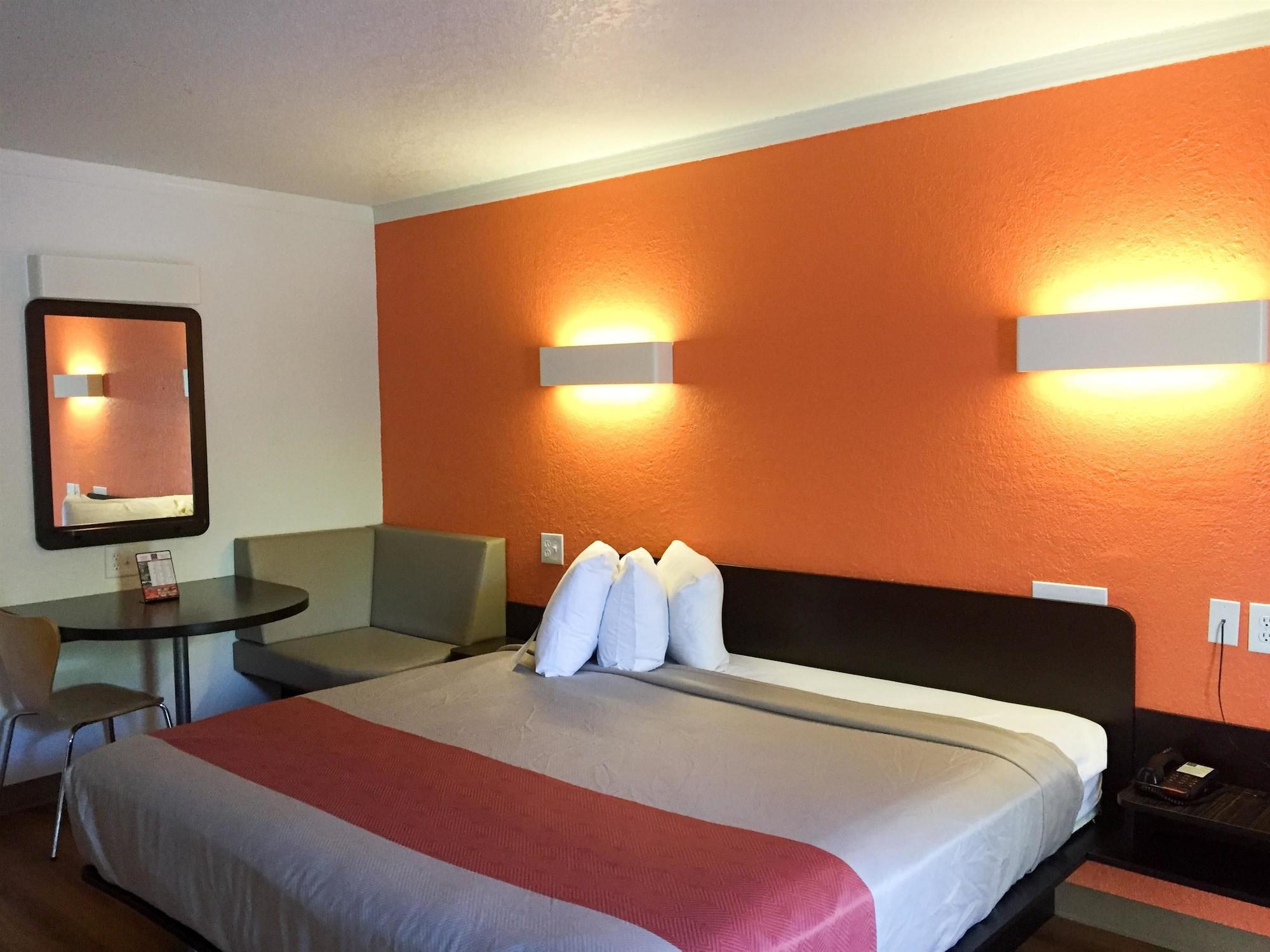 Hotel 6-tampa, Fl - Fairgrounds 2*