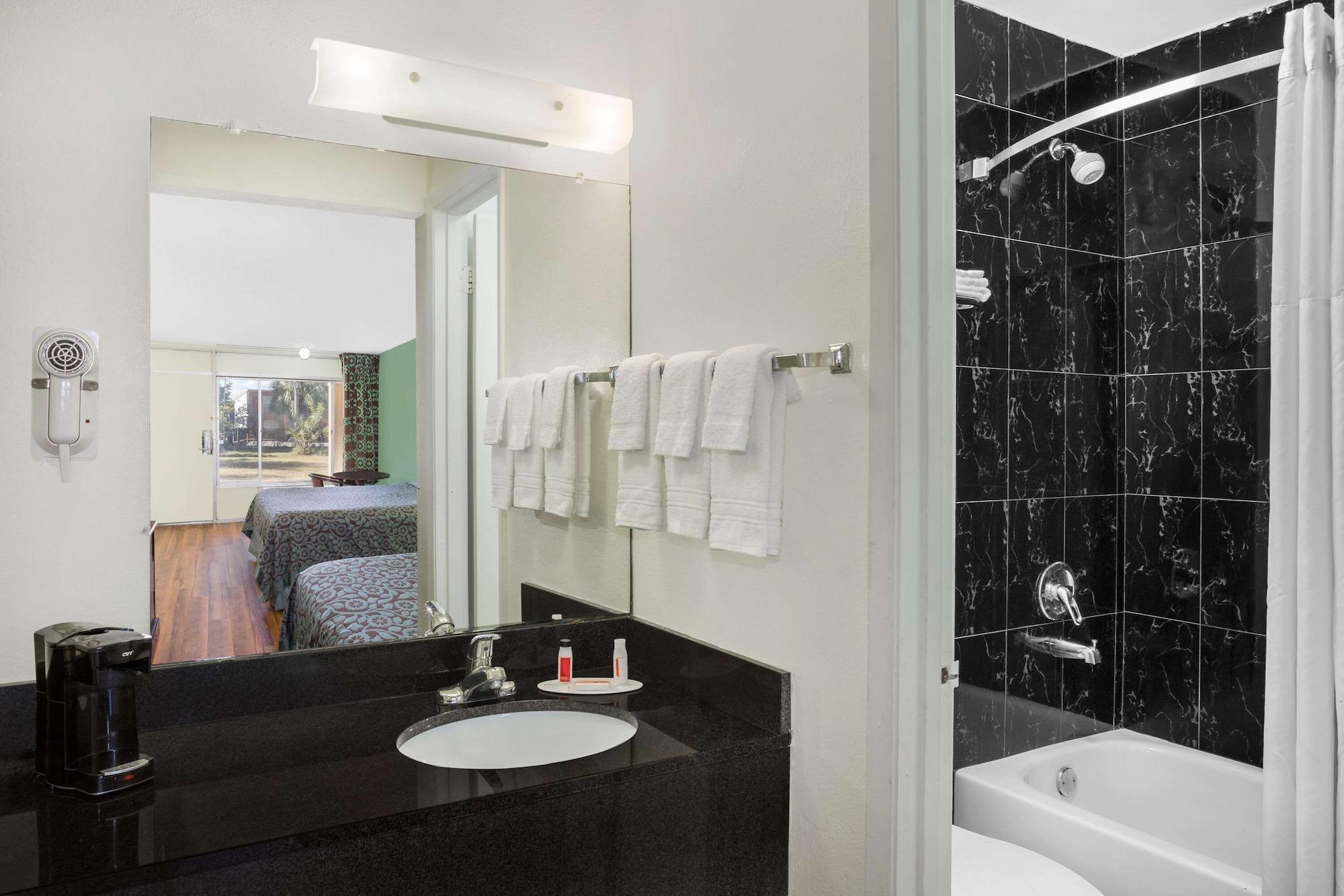 Travelodge By Wyndham Myers North Motel 2*